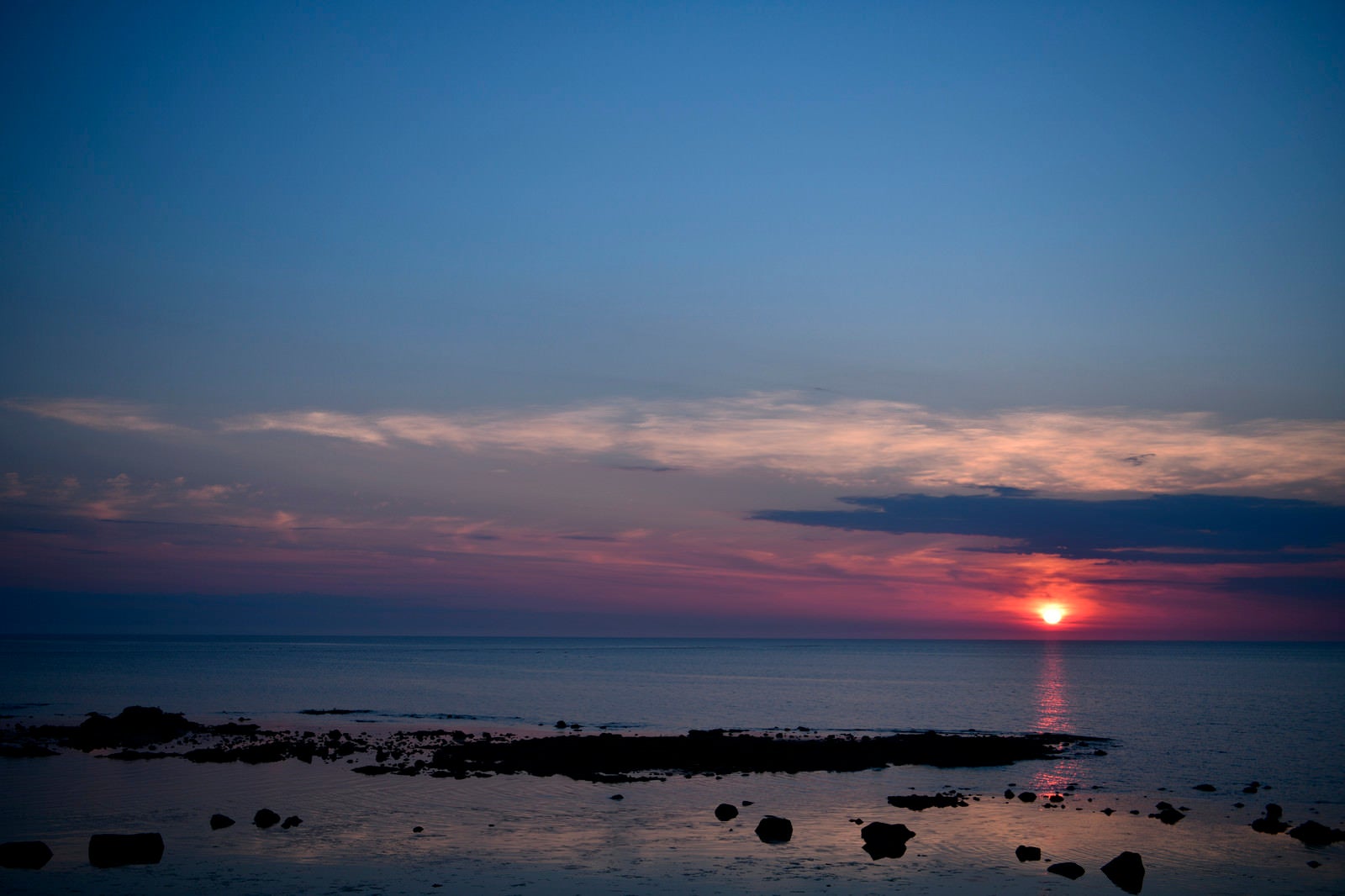 「青い海に沈む太陽」の写真