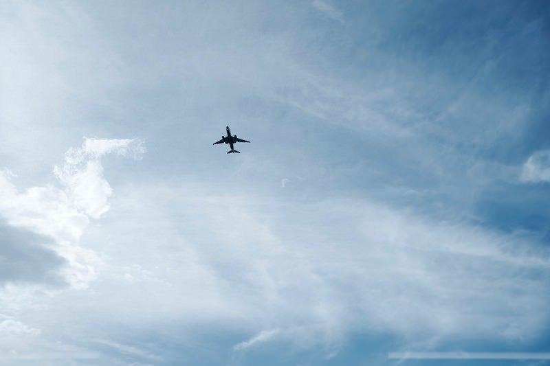 頭上を飛んで行く大型旅客機の写真