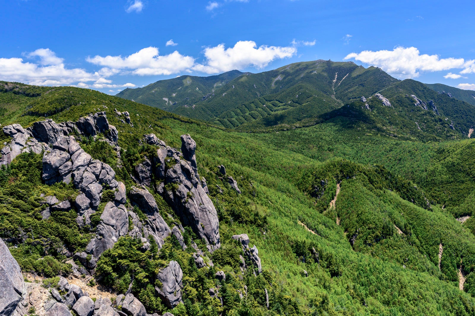「瑞牆山の岩肌と金峰山」の写真