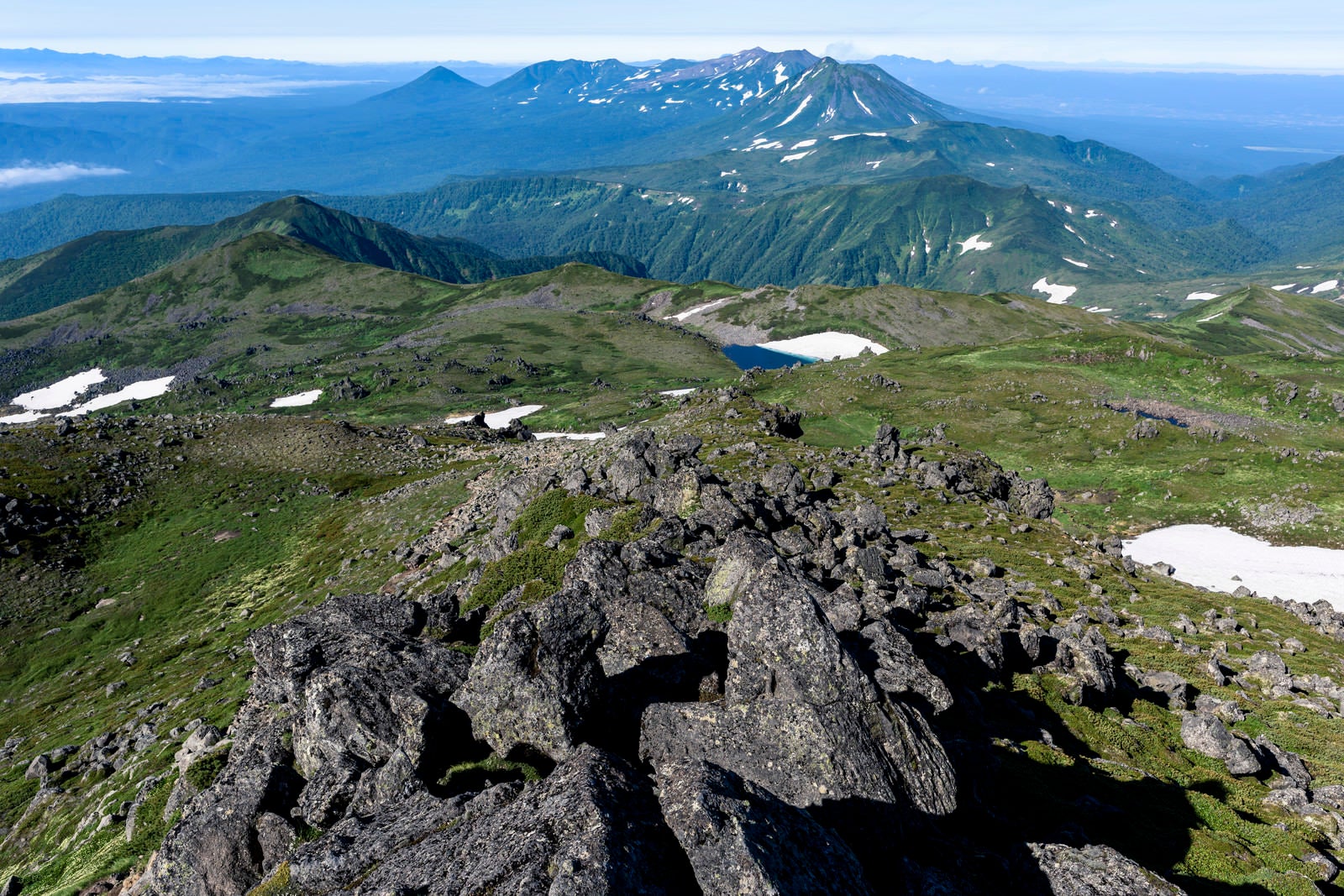 「トムラウシ山頂から十勝岳への稜線」の写真