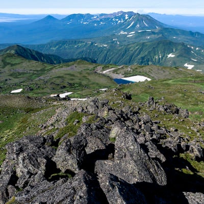 トムラウシ山頂から十勝岳への稜線の写真