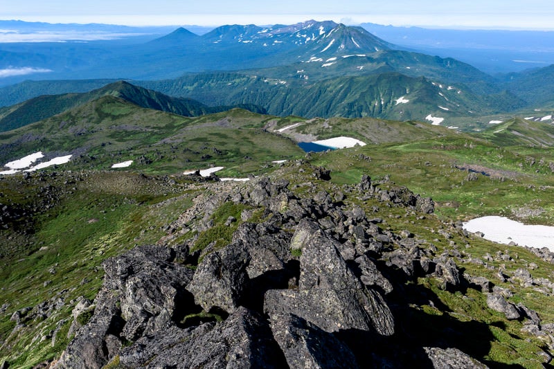 トムラウシ山頂から十勝岳への稜線の写真