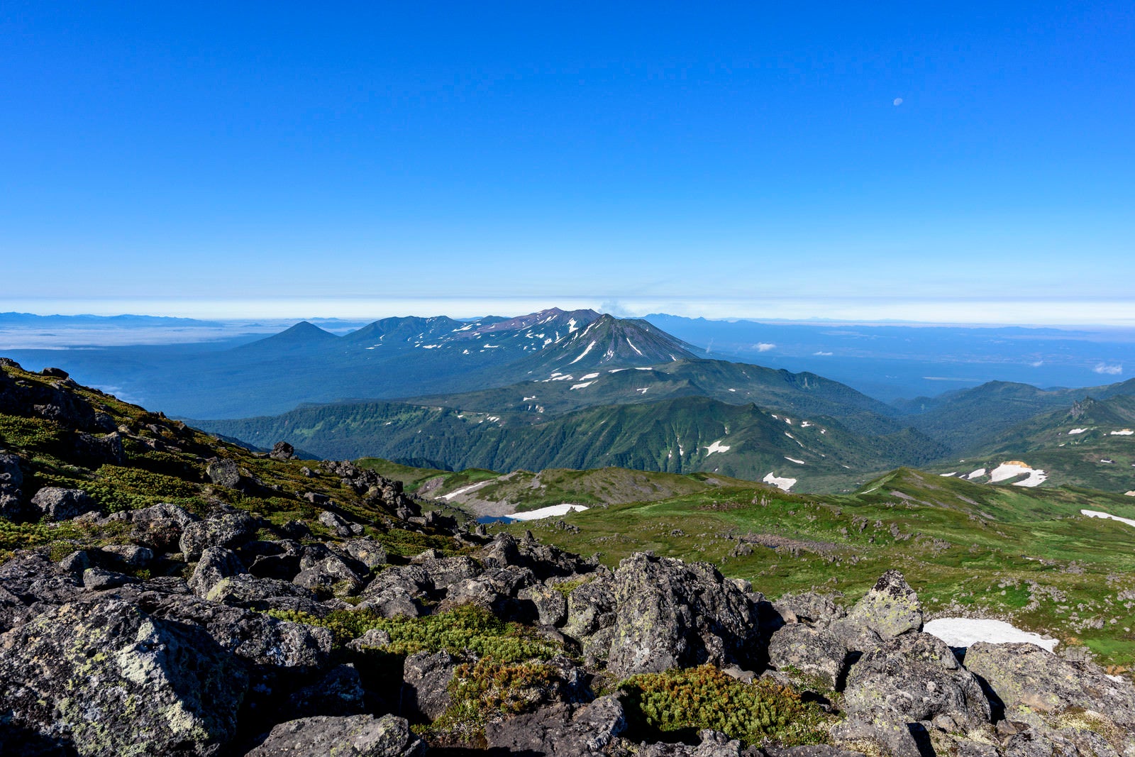 「トムラウシ山頂から十勝岳方面を見る」の写真