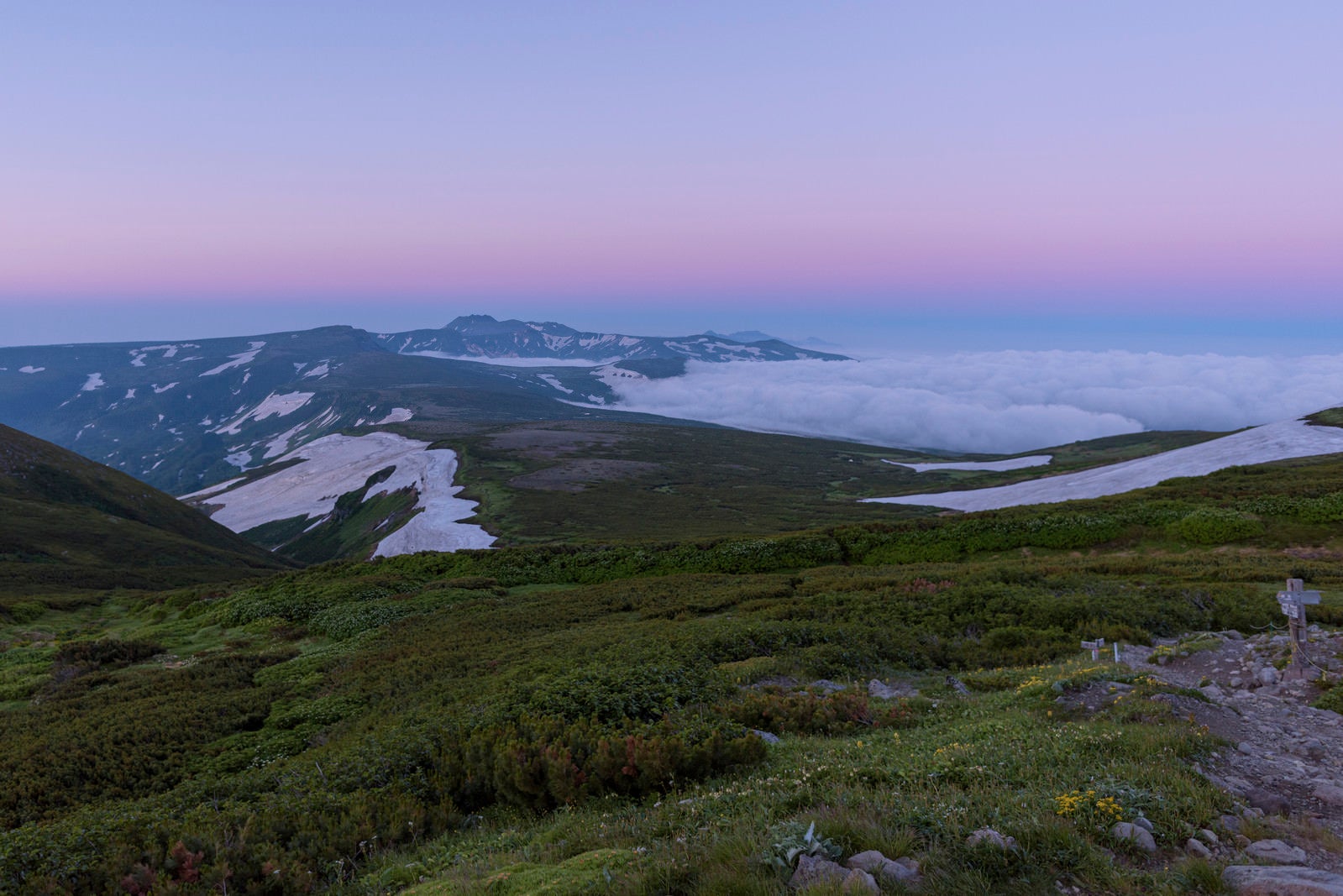 「夜明けを迎える大雪山の稜線」の写真