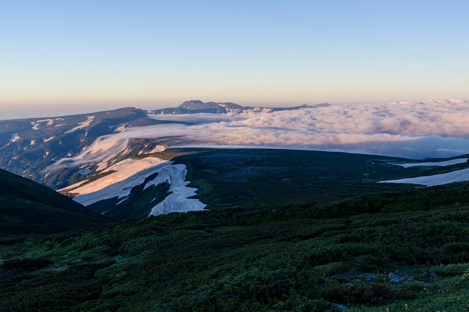 「高根ヶ原を駆ける滝雲となる雲海」の写真