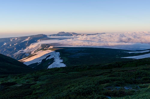 高根ヶ原を駆ける滝雲となる雲海の写真
