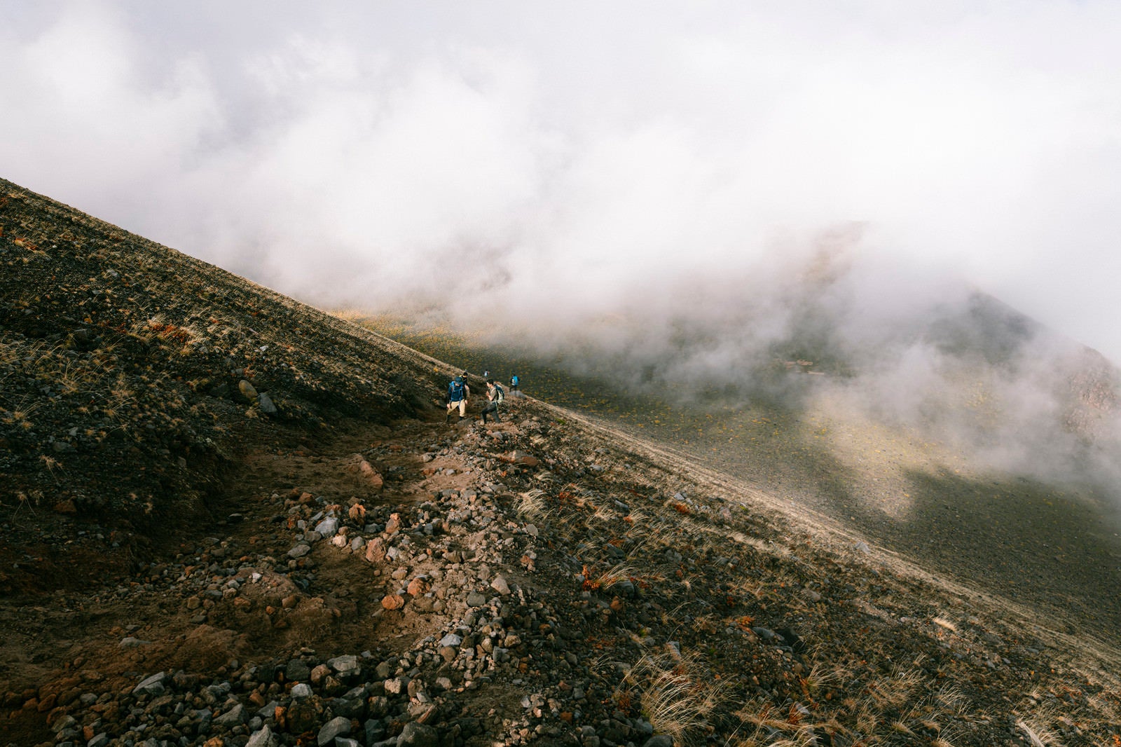 「雲が靡く浅間山前掛山への道」の写真