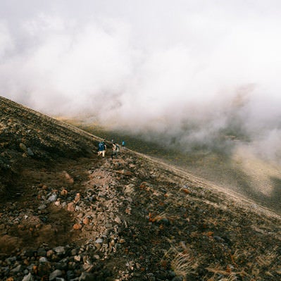 雲が靡く浅間山前掛山への道の写真