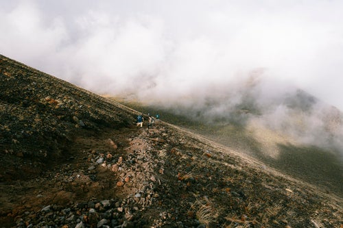 雲が靡く浅間山前掛山への道の写真