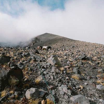 雲に包まれる前掛山への道の写真