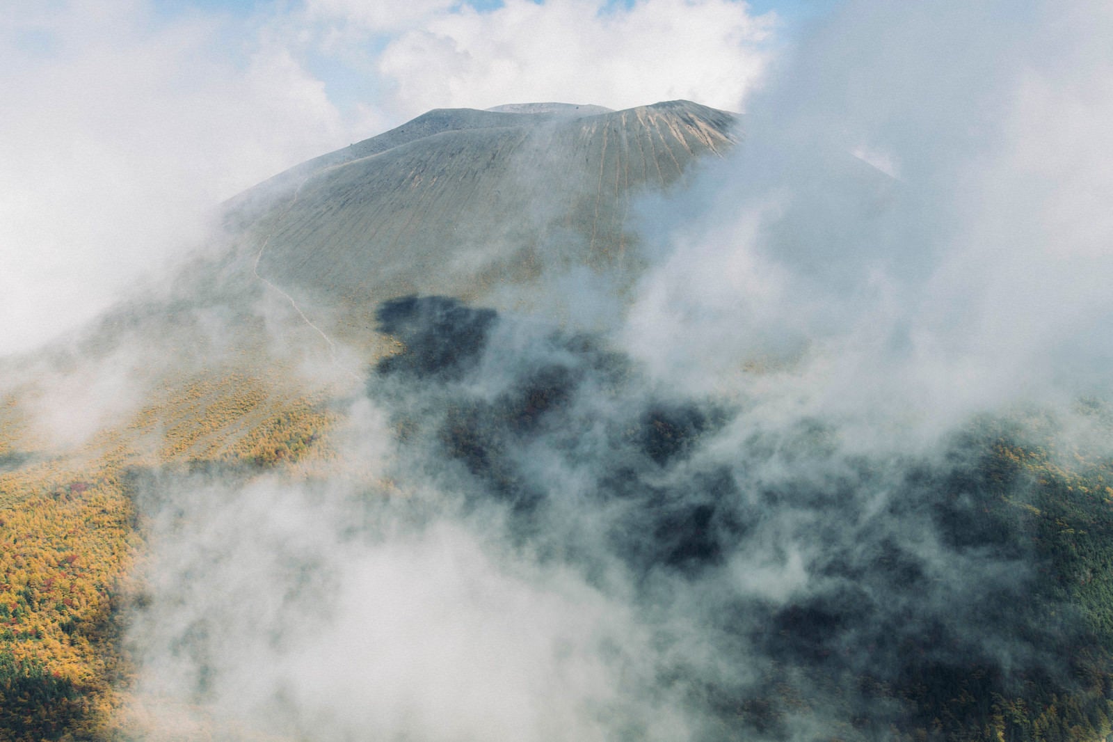 「雲に隠れる浅間山」の写真