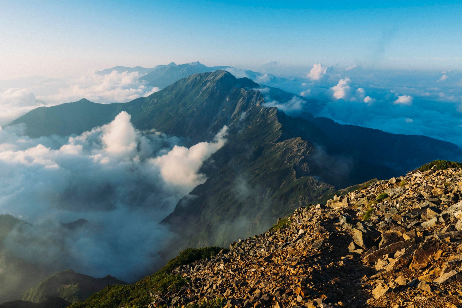 「鹿島槍ヶ岳山頂から見る夕方の八峰キレット」の写真