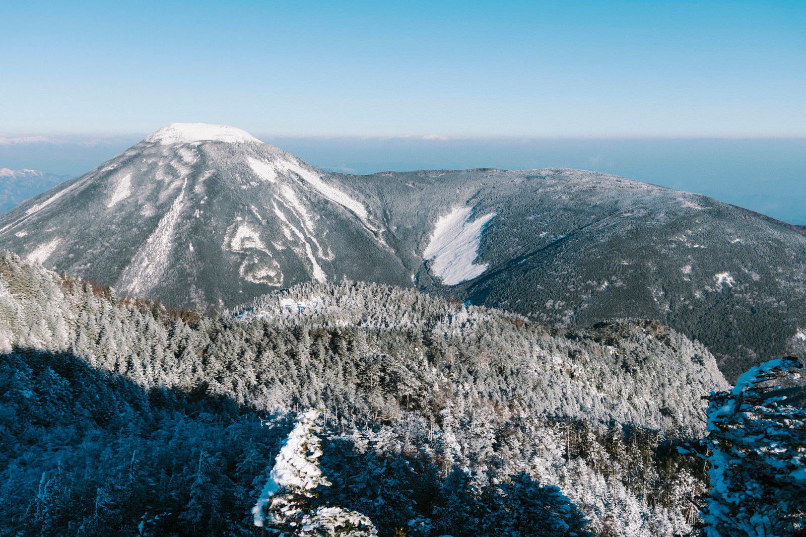 「北横岳から見る冬の蓼科山」の写真