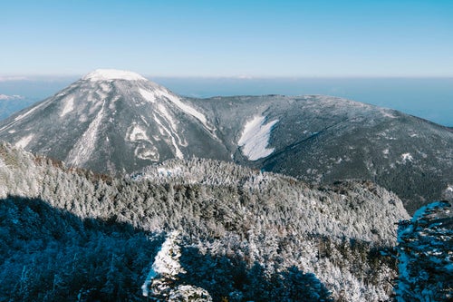 北横岳から見る冬の蓼科山の写真