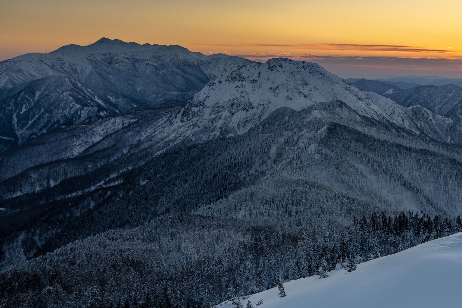 「西穂高岳から見る夕方の乗鞍岳」の写真
