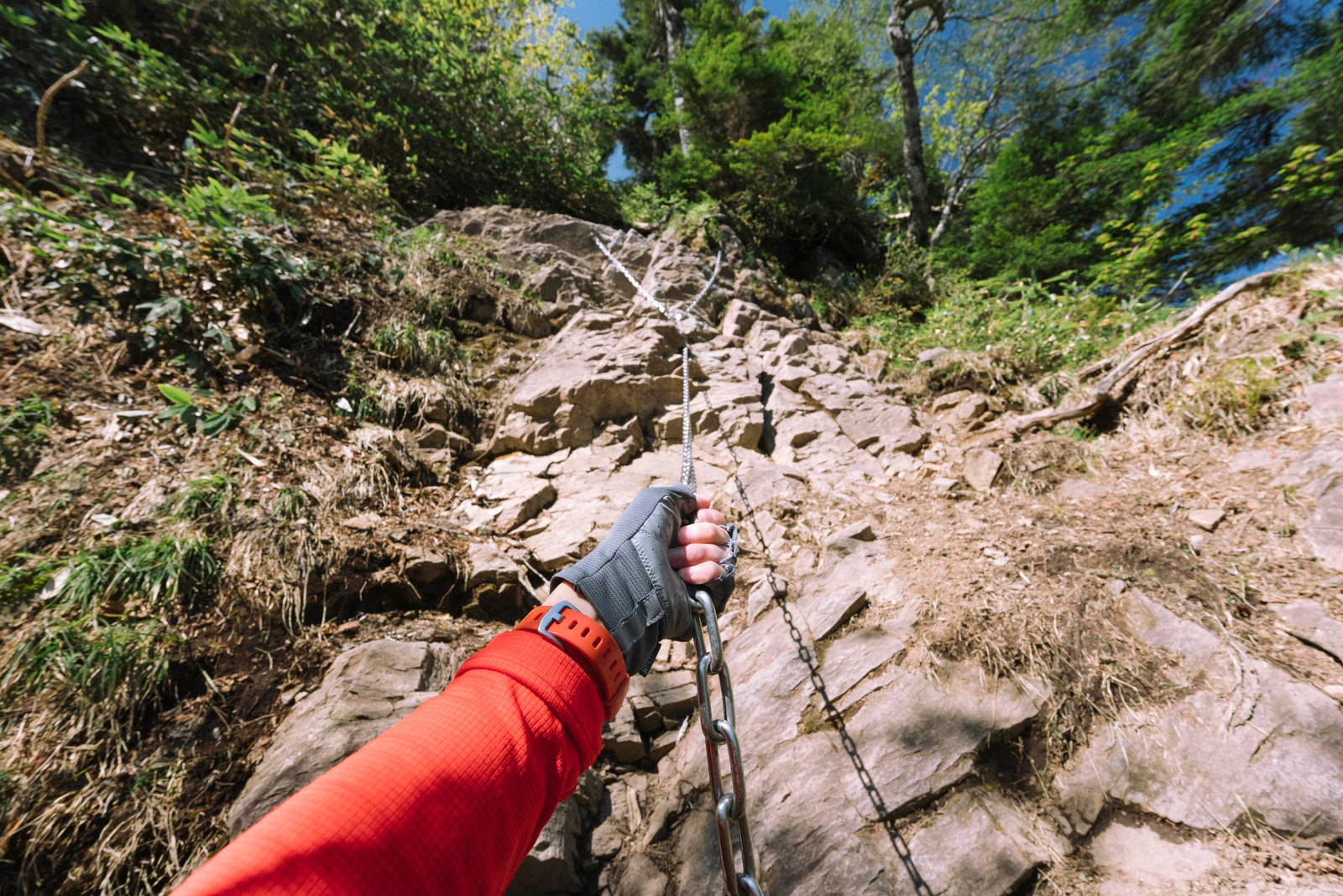 「行者返しの鎖を握る登山者」の写真