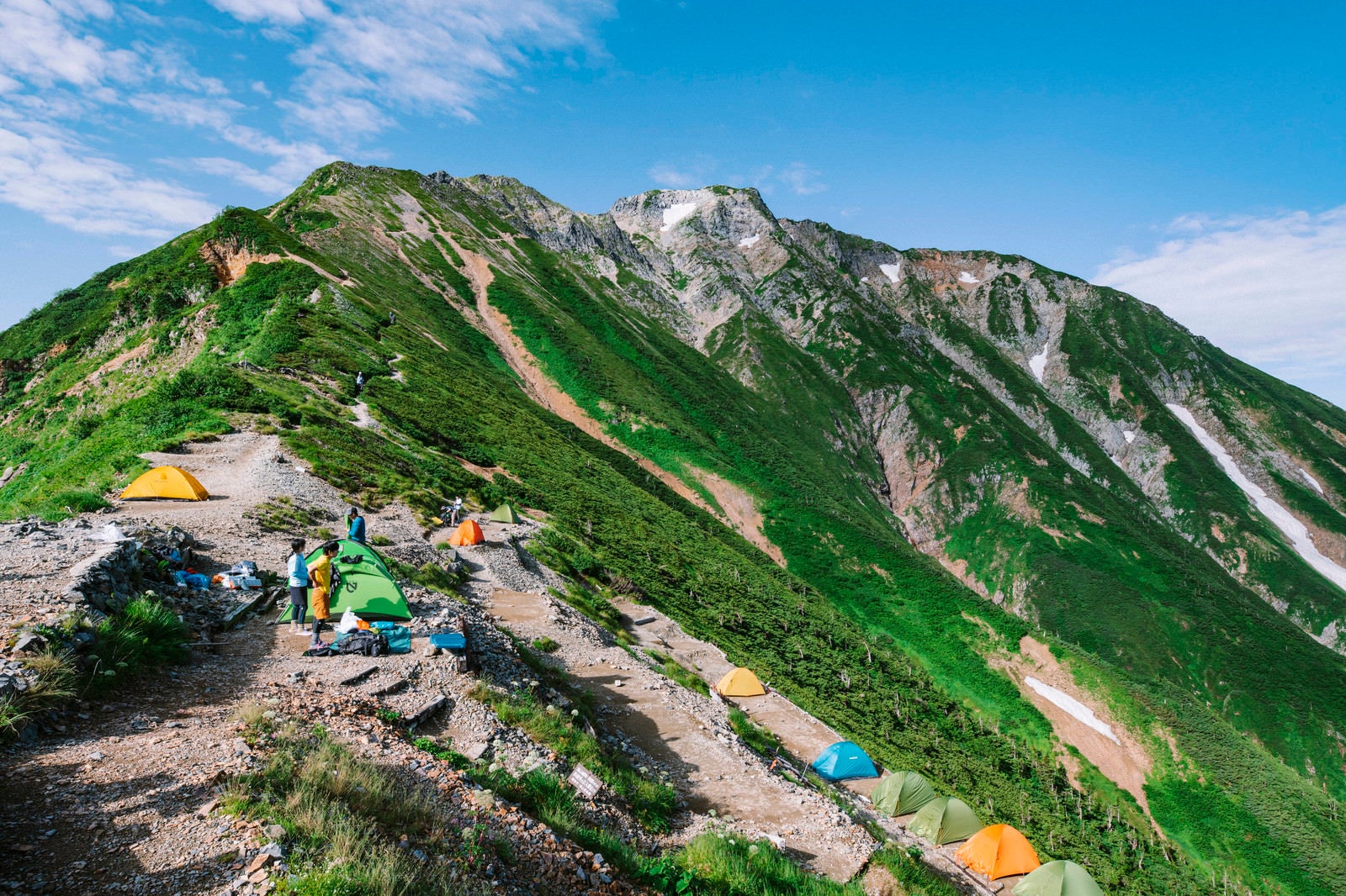 「五竜山荘にテントを張る人々と五竜岳」の写真