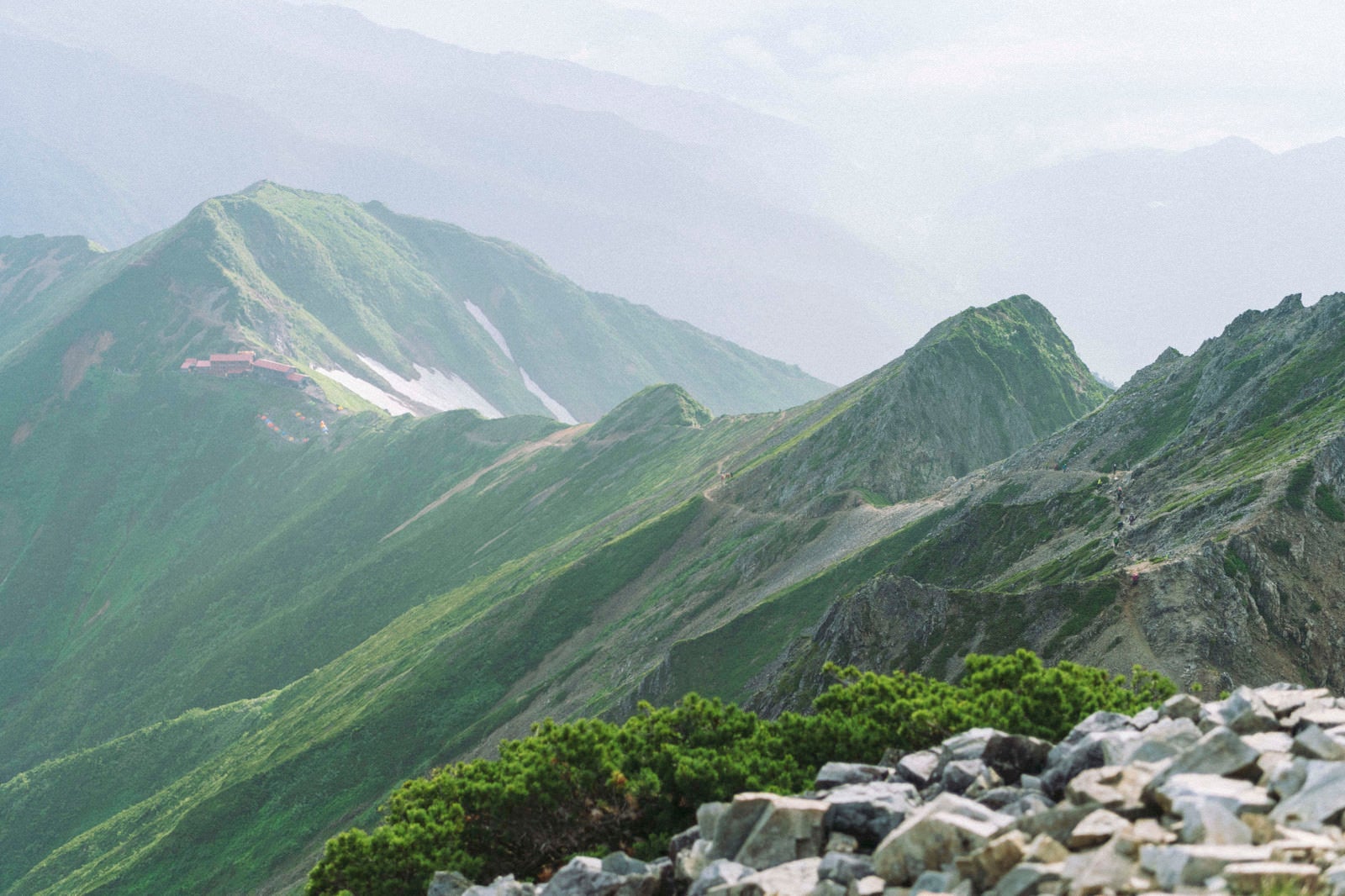 「五竜岳稜線から見る五竜山荘　　　　　　　　　　　　　　　　　　」の写真