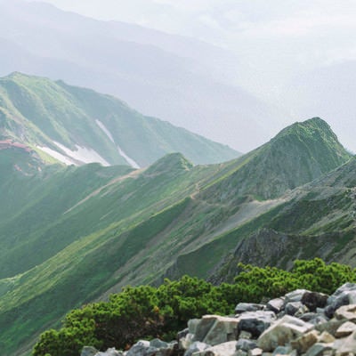 五竜岳稜線から見る五竜山荘　　　　　　　　　　　　　　　　　　の写真