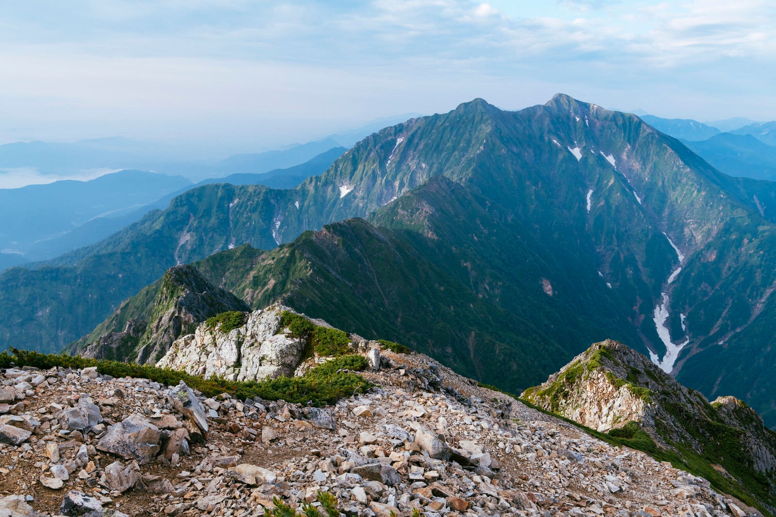 「八峰キレット越しの鹿島槍ヶ岳」の写真