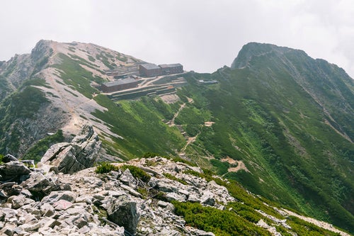 唐松岳山頂から見る頂上山荘の写真