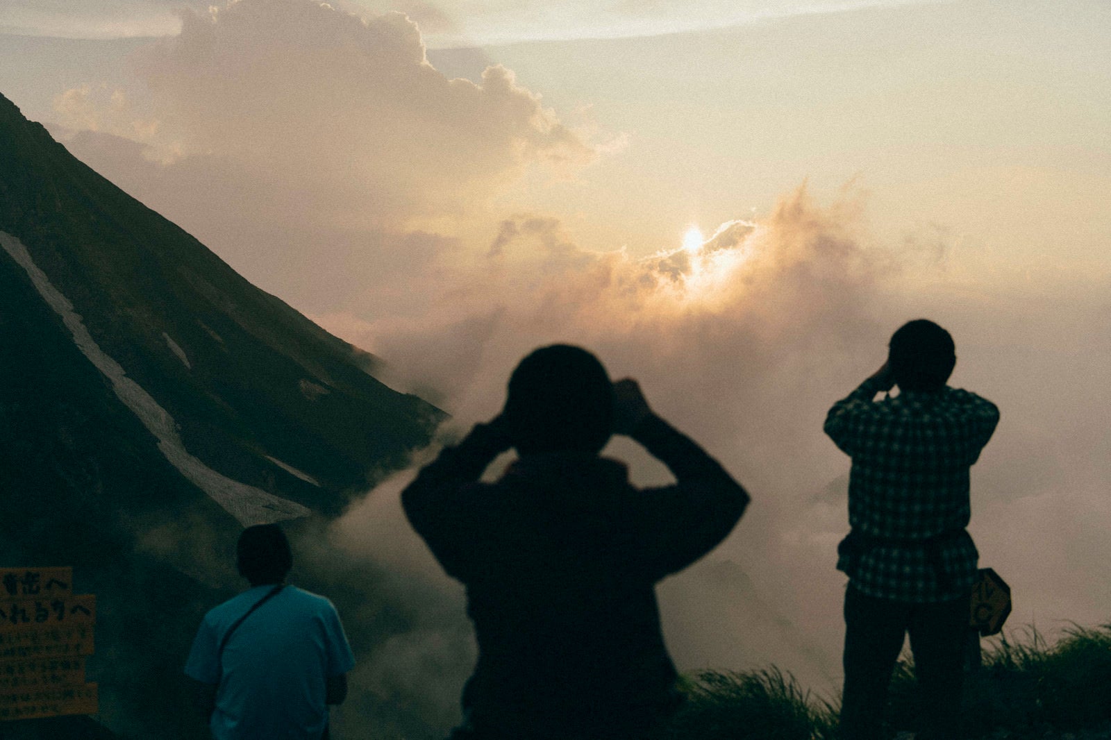 「夕日を撮影する登山者たち」の写真