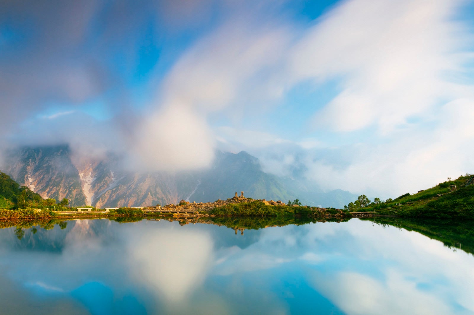 「雲が躍る朝の八方池」の写真