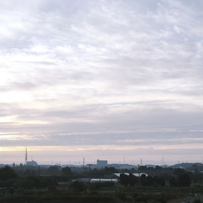 シルキーな雲が広がる朝の空の写真