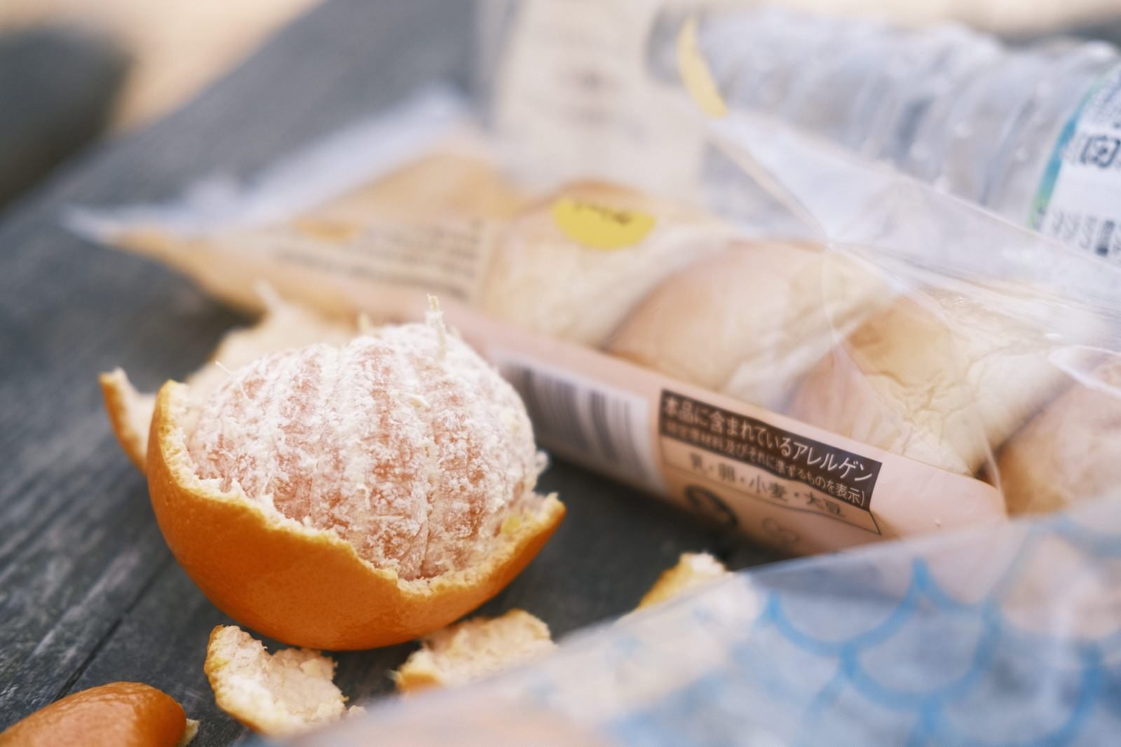 「ハイキング用に準備されたおいしそうなオレンジと菓子パン」の写真