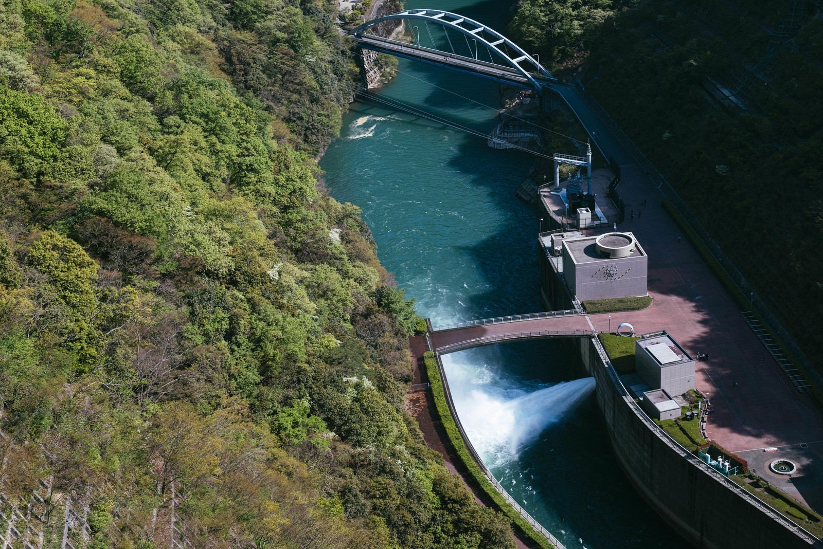 「宮ケ瀬湖ダムの放水口」の写真