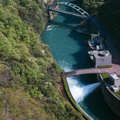 宮ケ瀬湖ダムの放水口の写真