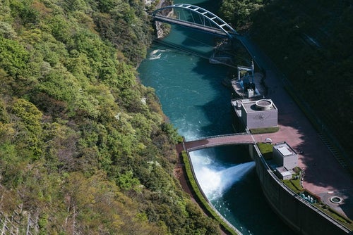 宮ケ瀬湖ダムの放水口の写真