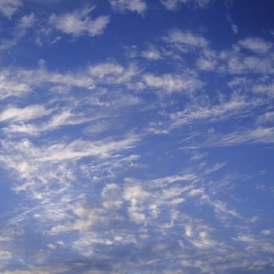 散り散りの雲が舞う空の写真