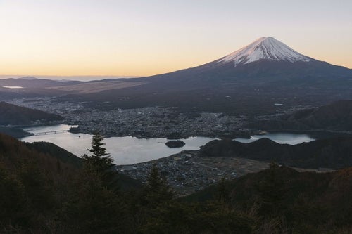 新道峠から見る黎明の富士山の写真