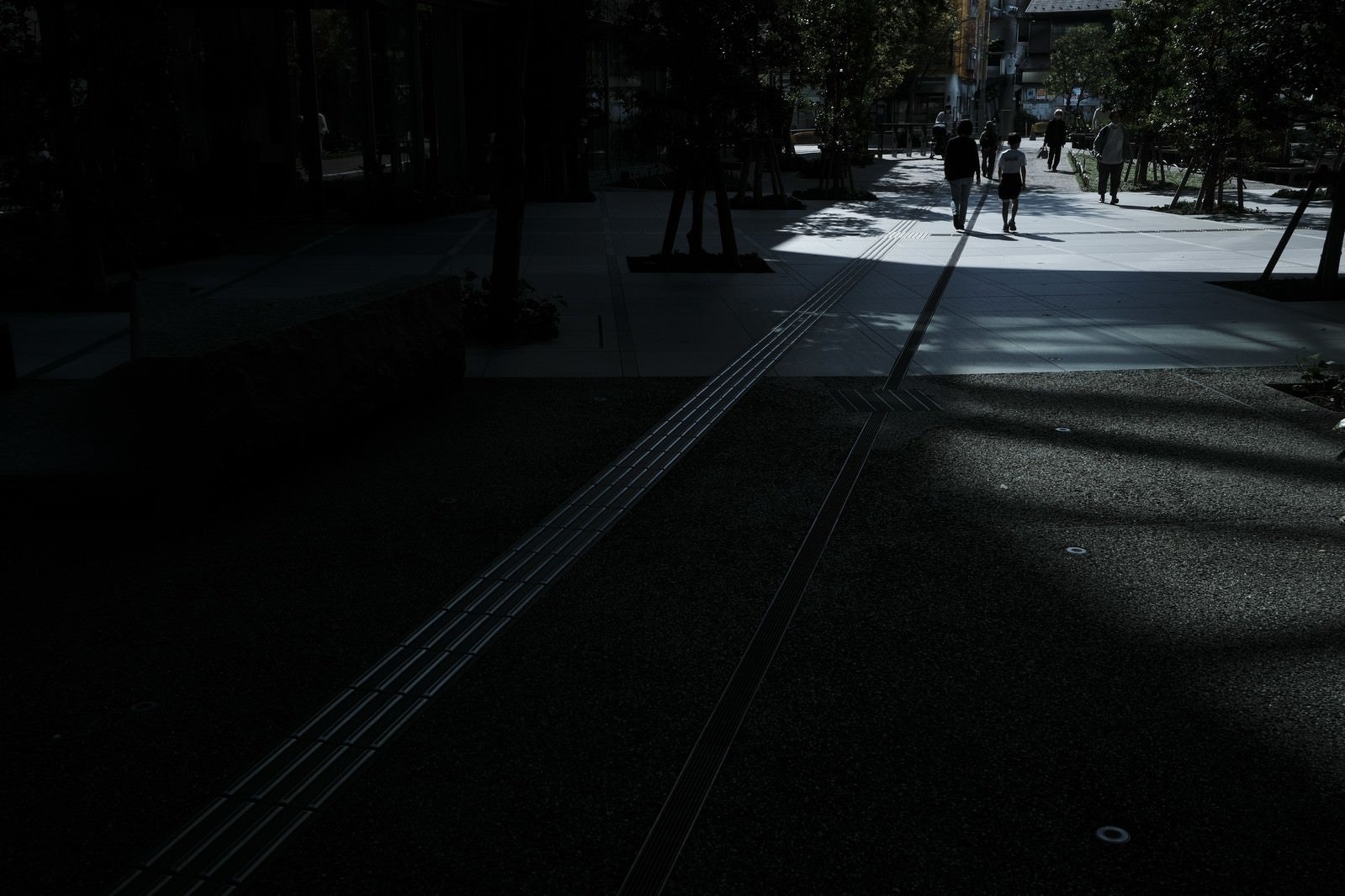 「暗い街を歩く人々」の写真