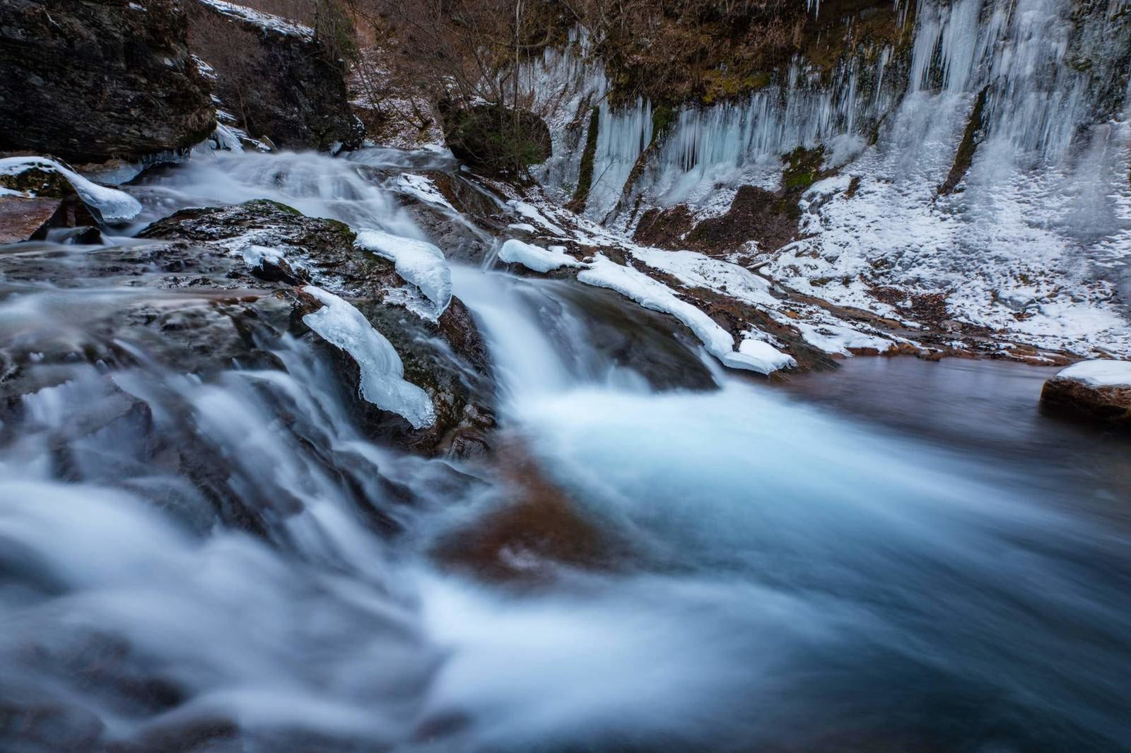 「冬の横谷渓谷の渓流」の写真