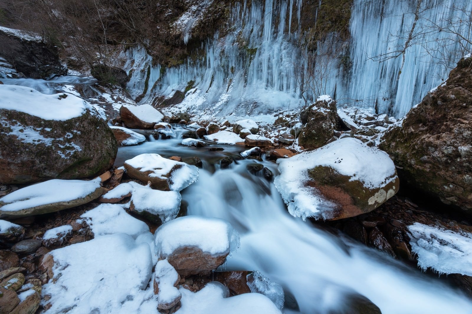 「冬の横谷渓谷の渓流とつらら」の写真