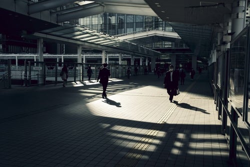 大崎駅前を行きかう人々の写真