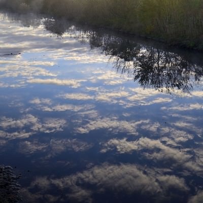 水鏡に映る千切れ雲の写真