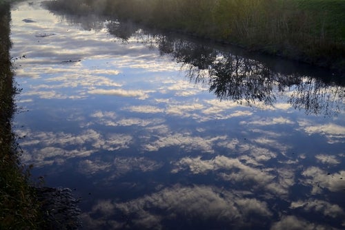 水鏡に映る千切れ雲の写真