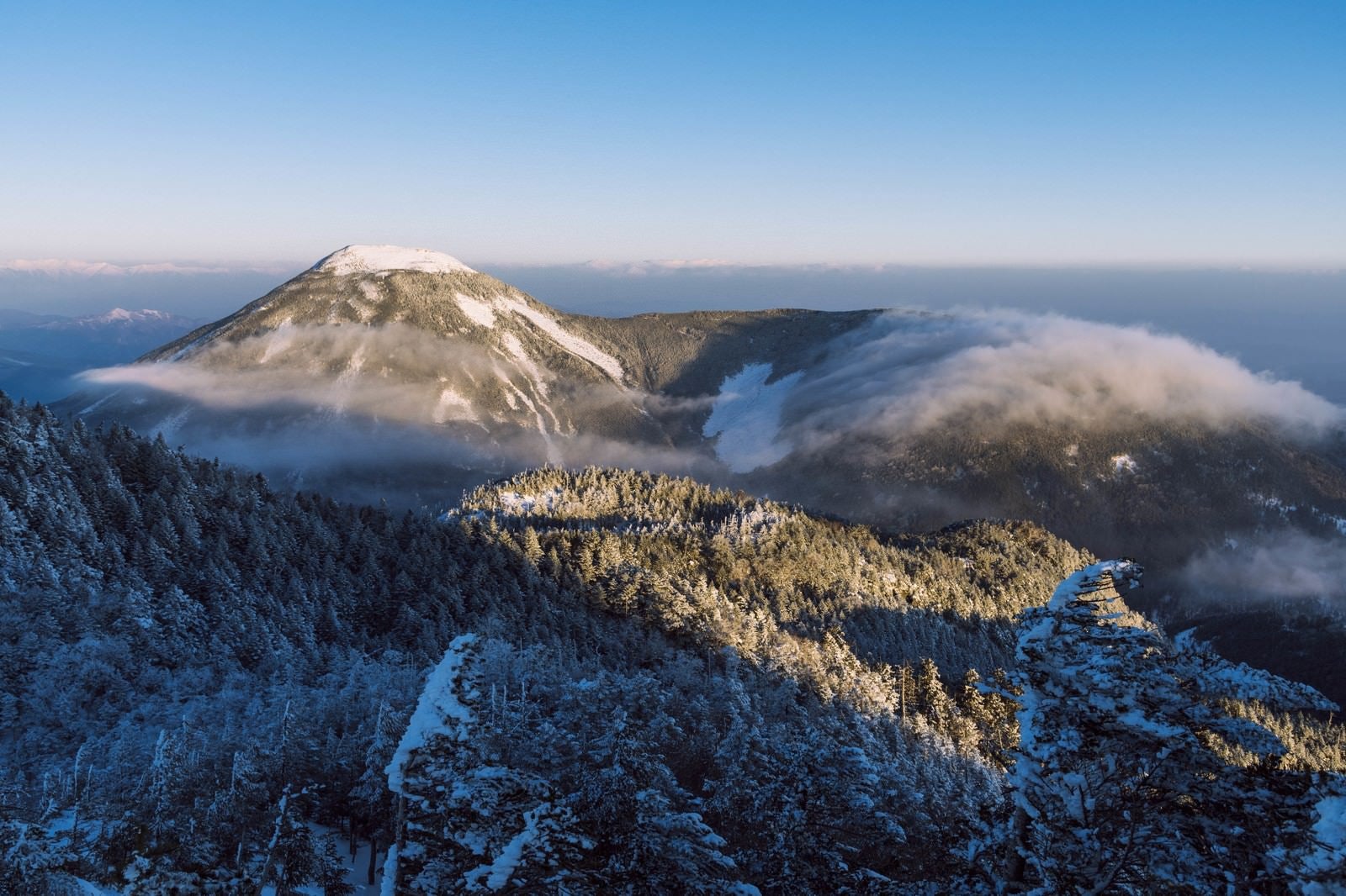 「滝雲が通り過ぎる冬の蓼科山」の写真