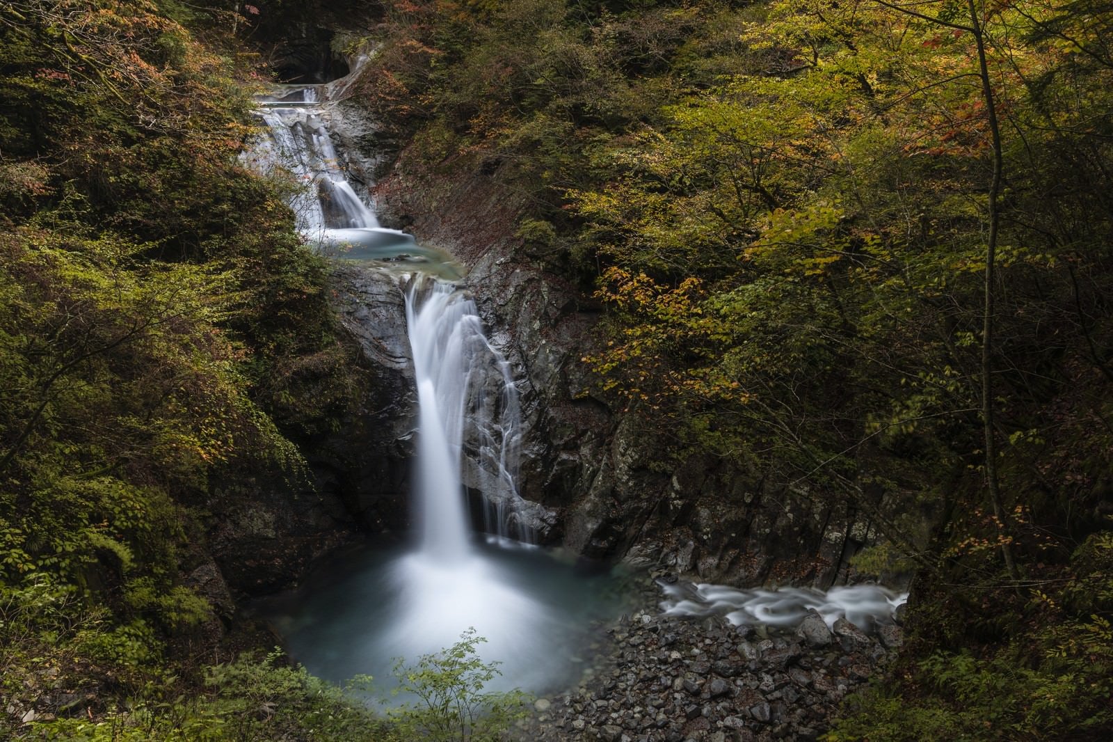 「西沢渓谷の秋の七ツ釜五段の滝」の写真