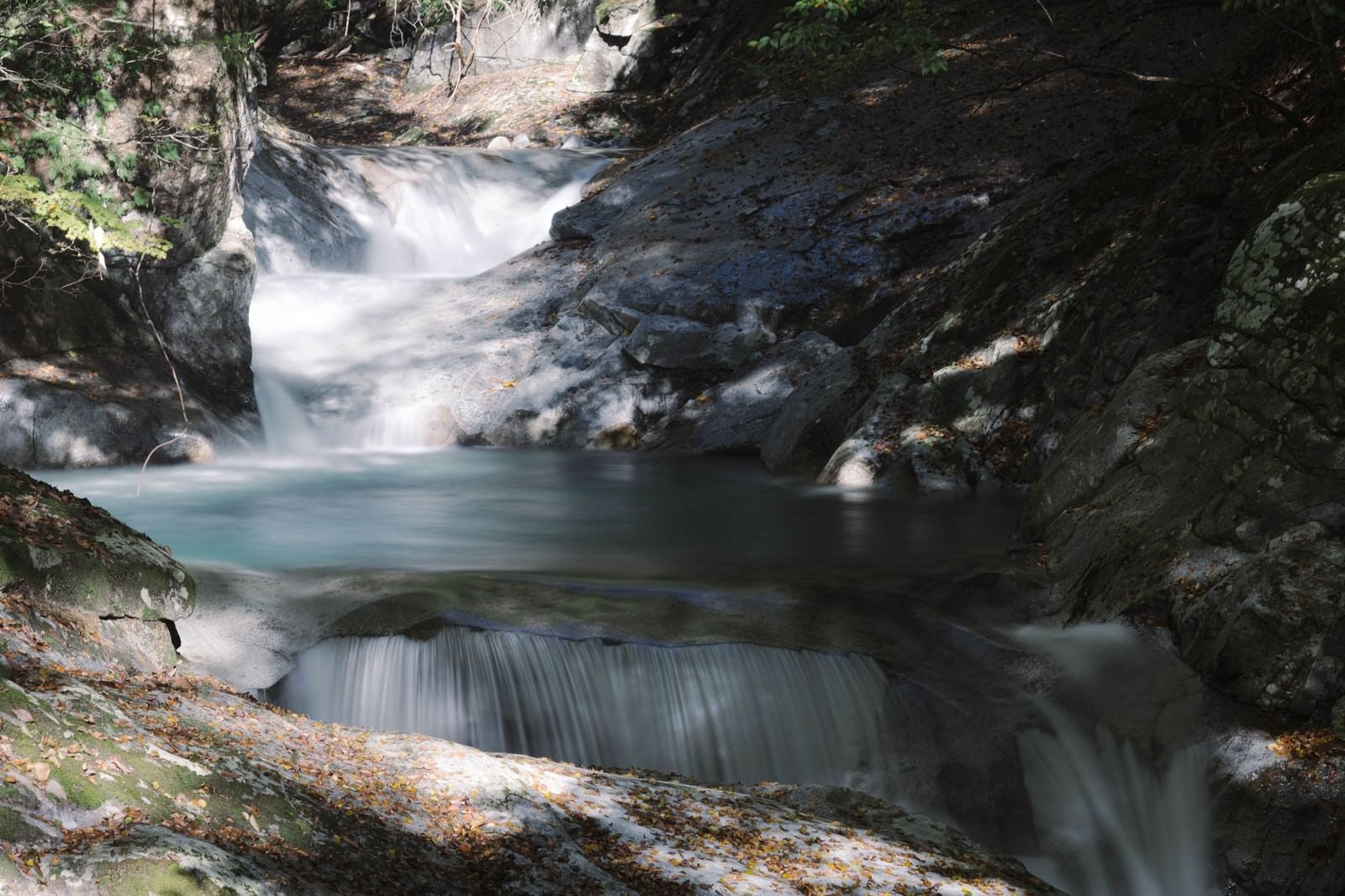 「西沢渓谷の美しい水が流れる渓流」の写真