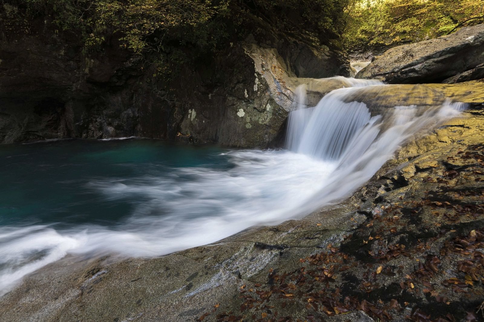 「西沢渓谷の美しい渓流の流れ」の写真