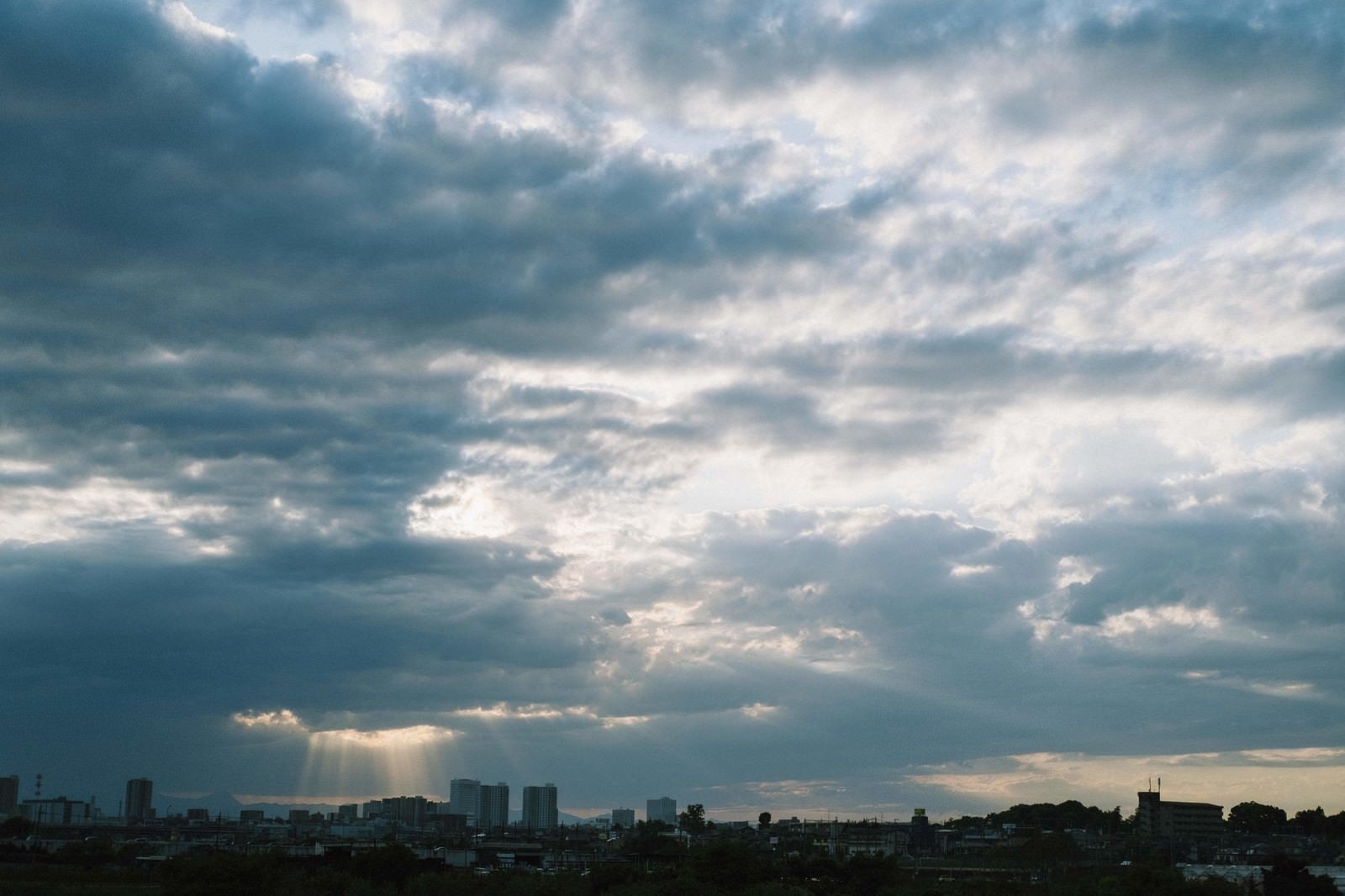 「騒がしい空と東京の街」の写真
