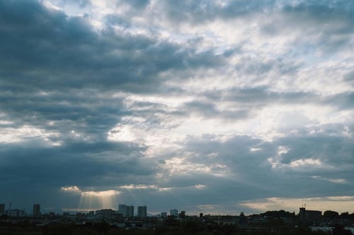 騒がしい空と東京の街の写真
