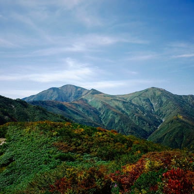 古寺山から見る大朝日岳の稜線の写真