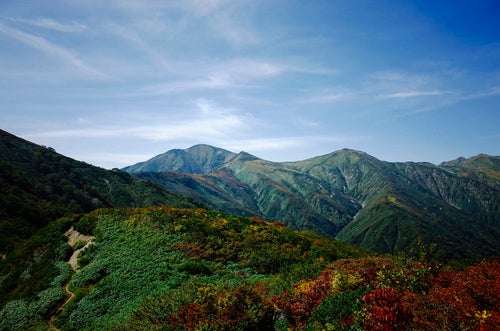 古寺山から見る大朝日岳の稜線の写真