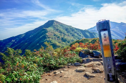 古寺山から見る小朝日岳（こあさひだけ）の写真