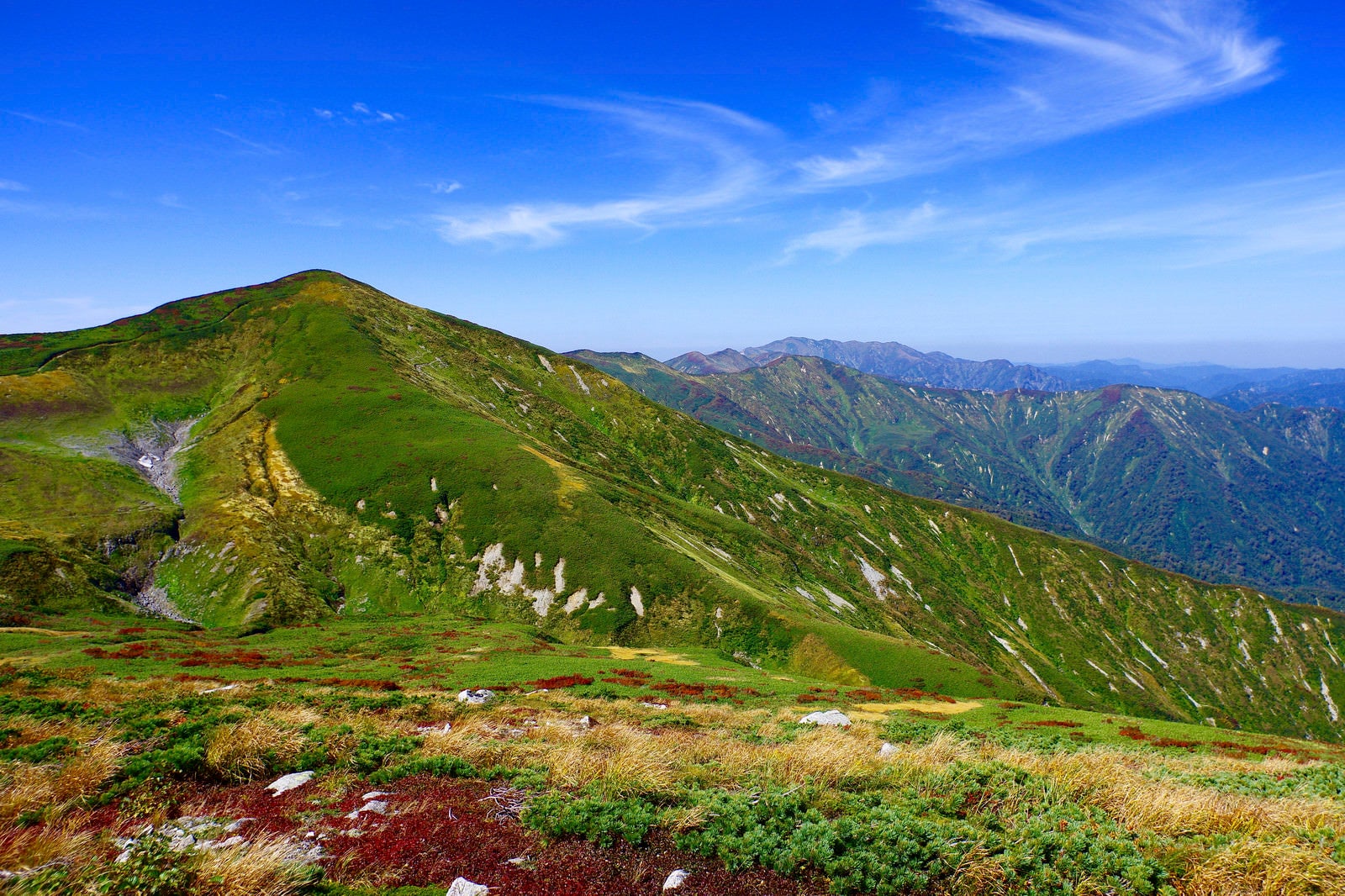 「大朝日岳から見る以東岳方面の景色」の写真